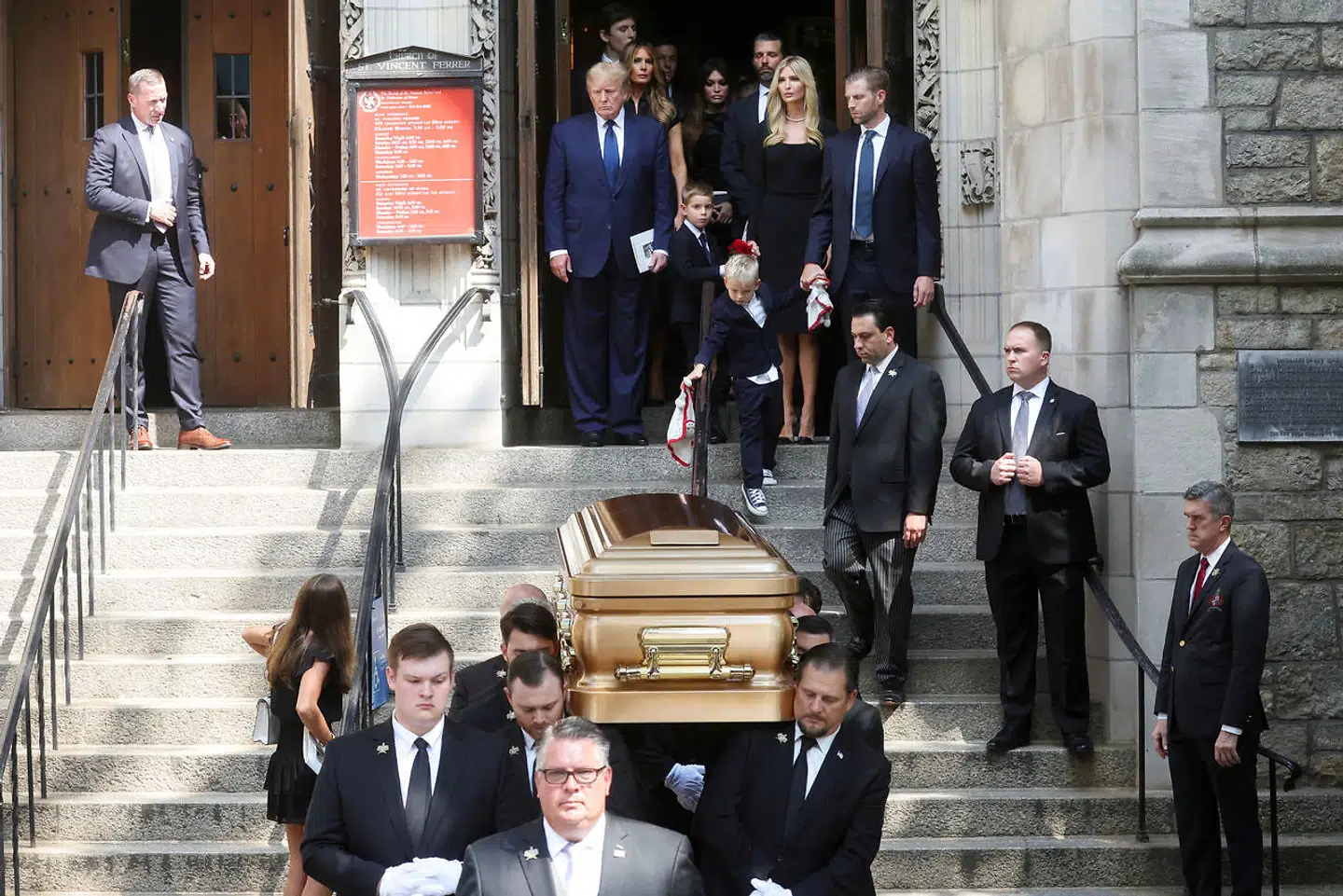 Ivana Trump og Donald Trump blev skilt i 1990erne. Til hendes begravelse for nogle uger siden kaldte Donald Trump hende for en »fantastisk og stærk kvinde« ifølge New York Post.