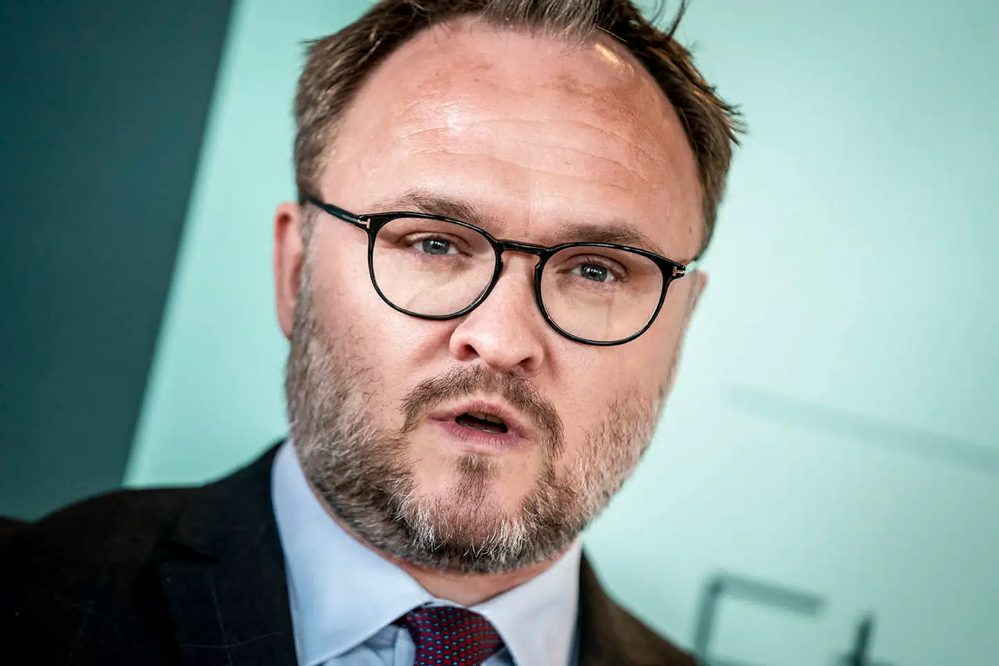 Klimaminister Dan Jørgensen (S) har brugt en del af sin sommerferie på at analysere situationen i blå blok. I et interview med Avisen Danmark sætter ministeren ord på, hvem han mener, at blå bloks vælgere skal stemme på ved et kommende valg.