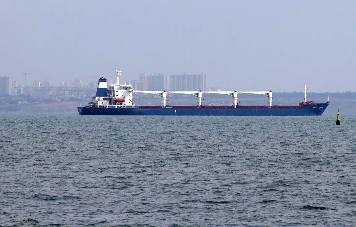 Bulkskibet M/V Razoni, lastet med 26.000 tons korn, forlod mandag morgen den ukrainske by Odesas havn på vej til Tripoli i Libanon. Det er det første skib med korn, der har fået lov at forlade Ukraine, siden Rusland invaderede sit naboland mod vest i februar.