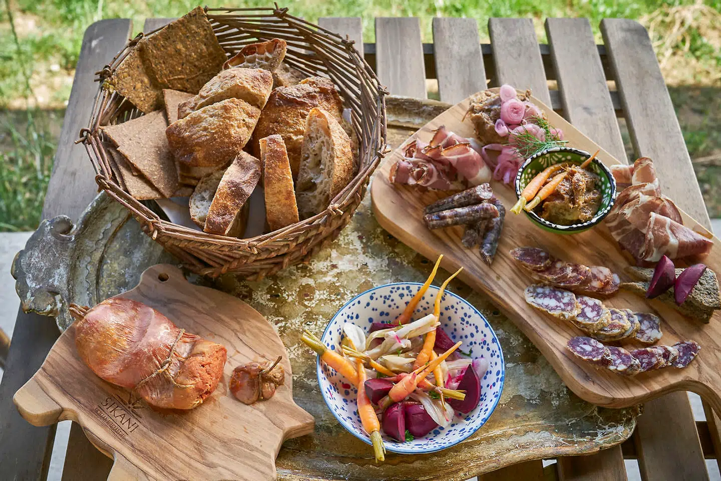 De fremstiller selv deres charcuterie på Birthesminde. Man kan bestille et bræt og smage på sagerne, mens man sidder på terrassen med udsigt over markerne.