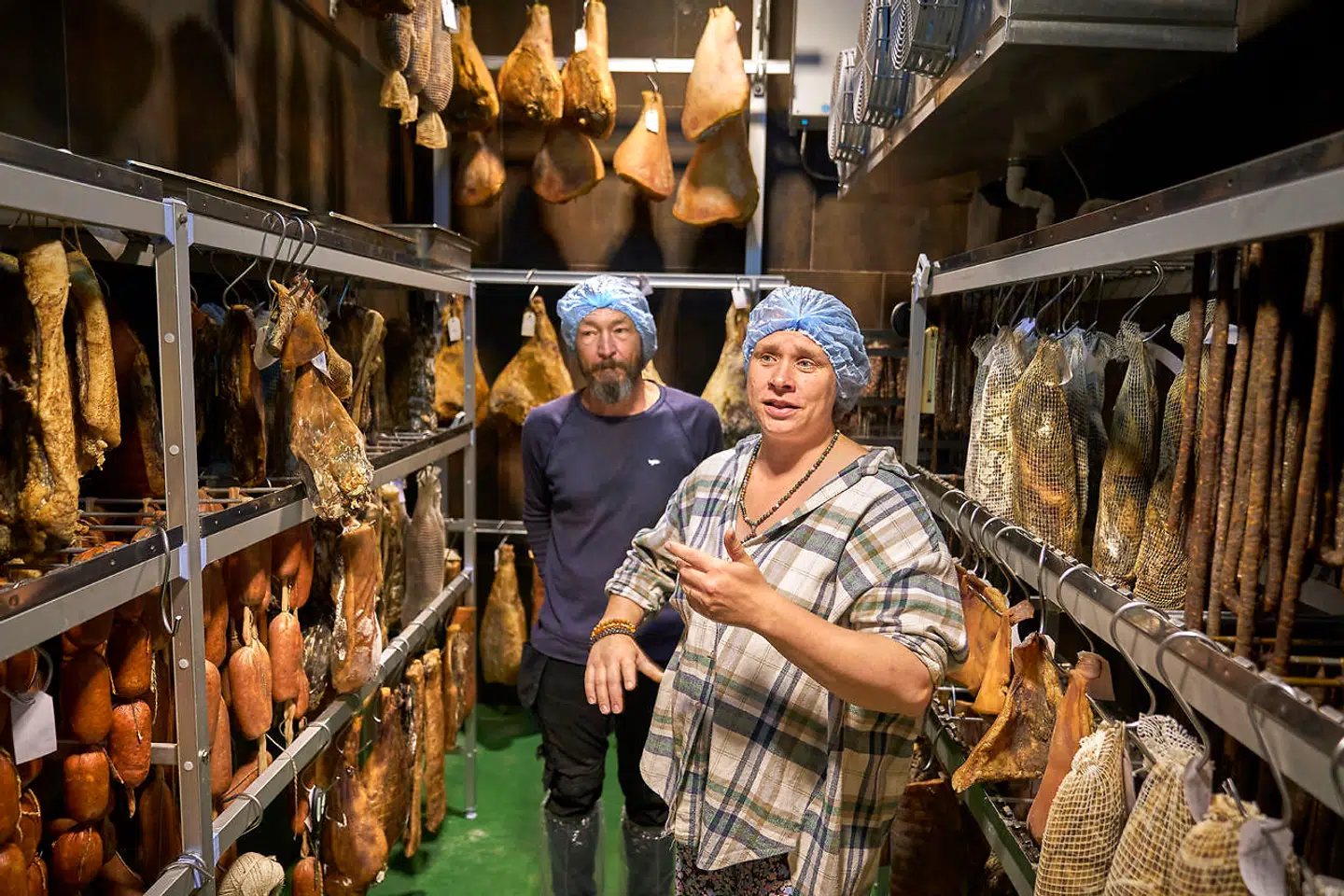 Kent Nielsen og Maria Bojsen har en ansat, som står for at fremstille charcuterie på gården. Her bliver det opbevaret.