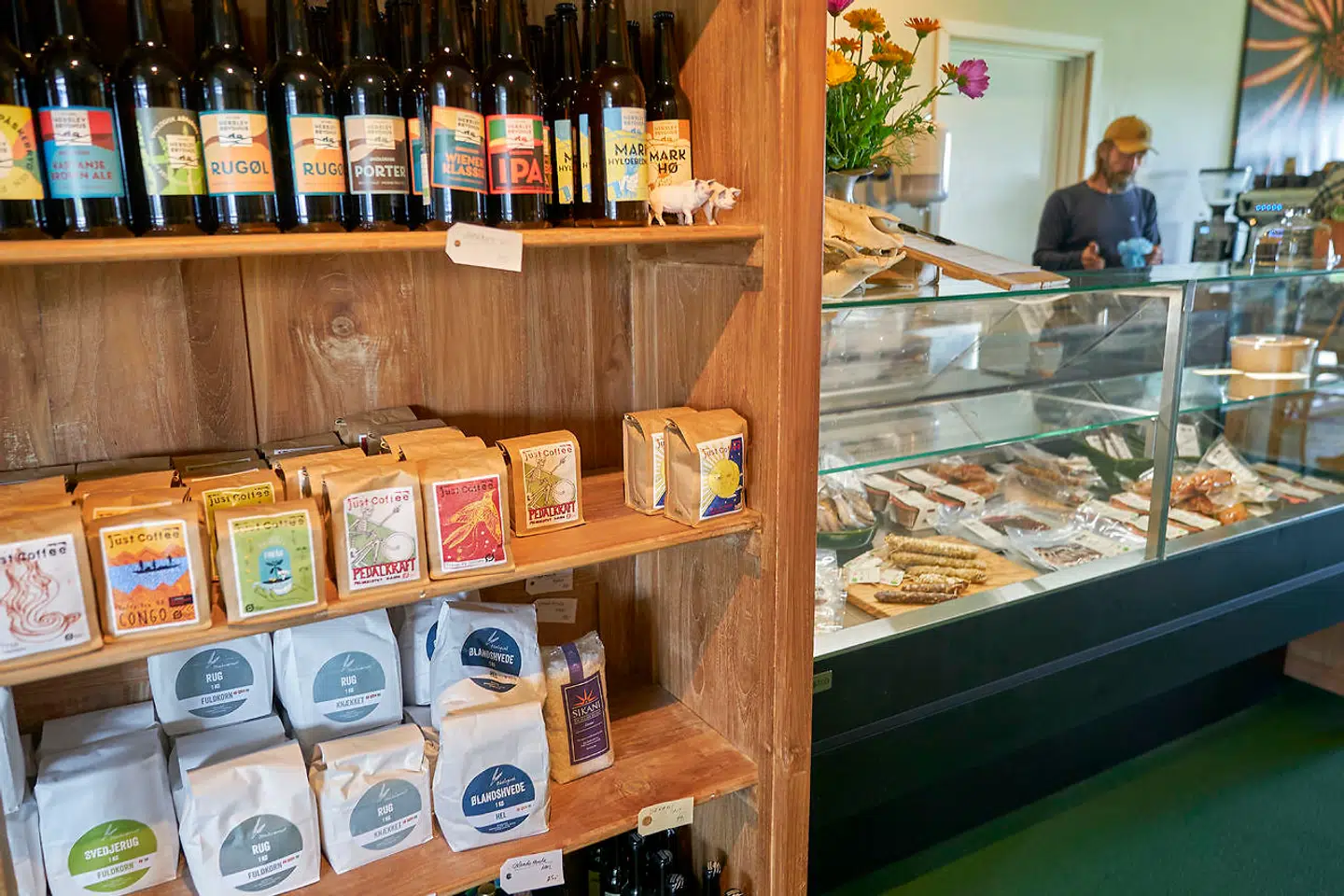 I gårdbutikken forhandles produkter fra andre iværksættere i området – for eksempel øl fra Herslev Bryghus.