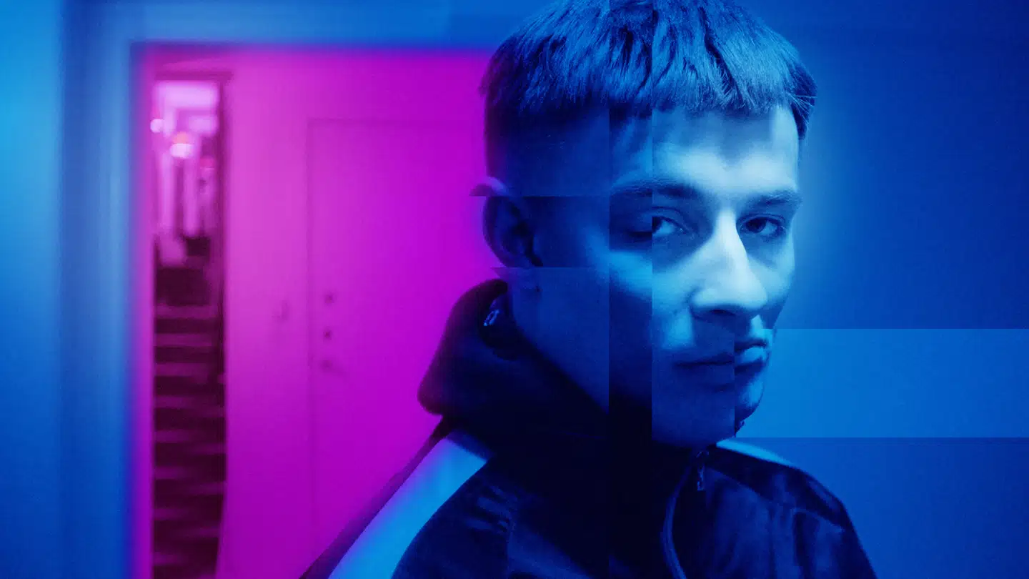 »Dramatikken er tilsyneladende prioriteret over journalistikken, og antallet af dækbilleder, hvor en af de forurettede er placeret i noget blåt lys, der skal give »fornemmelsen« af at være til fest, er svær at tage seriøst,« skriver Aminata Amanda Corr i denne anmeldelse af dokumentaren »518 piger«.