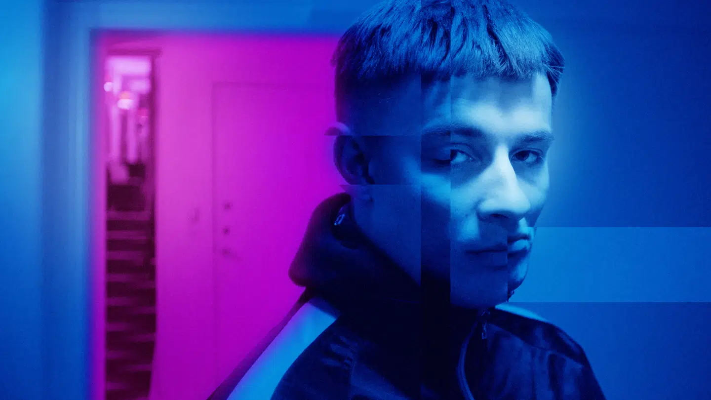 »Dramatikken er tilsyneladende prioriteret over journalistikken, og antallet af dækbilleder, hvor en af de forurettede er placeret i noget blåt lys, der skal give »fornemmelsen« af at være til fest, er svær at tage seriøst,« skriver Aminata Amanda Corr i denne anmeldelse af dokumentaren »518 piger«.