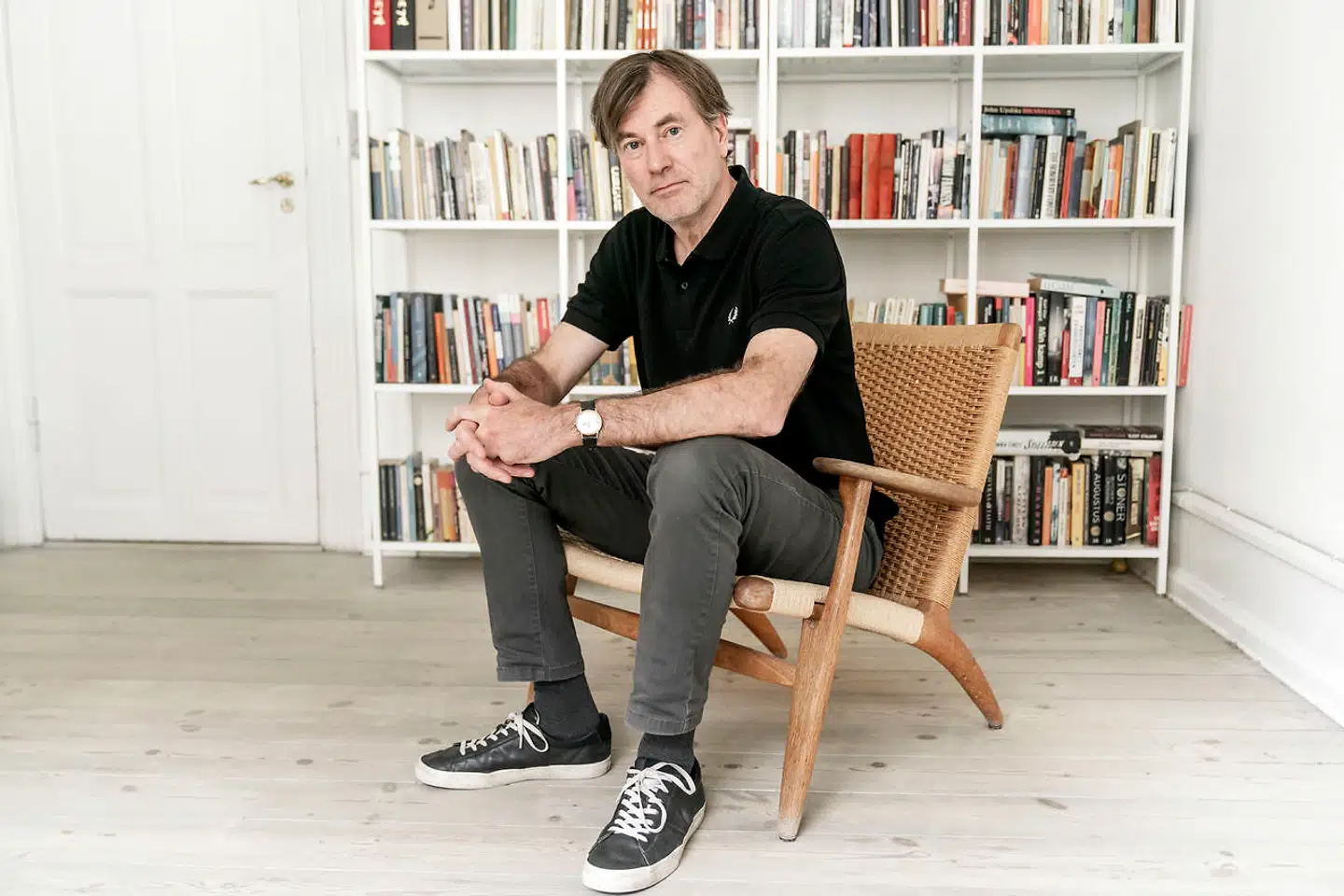 Benn Q. Holm fotograferet i sit hjem på Østerbro. Holm slog igennem på den litterære scene i 1998 med den nyklassiske københavnerromanen »Hafnia Punk«.