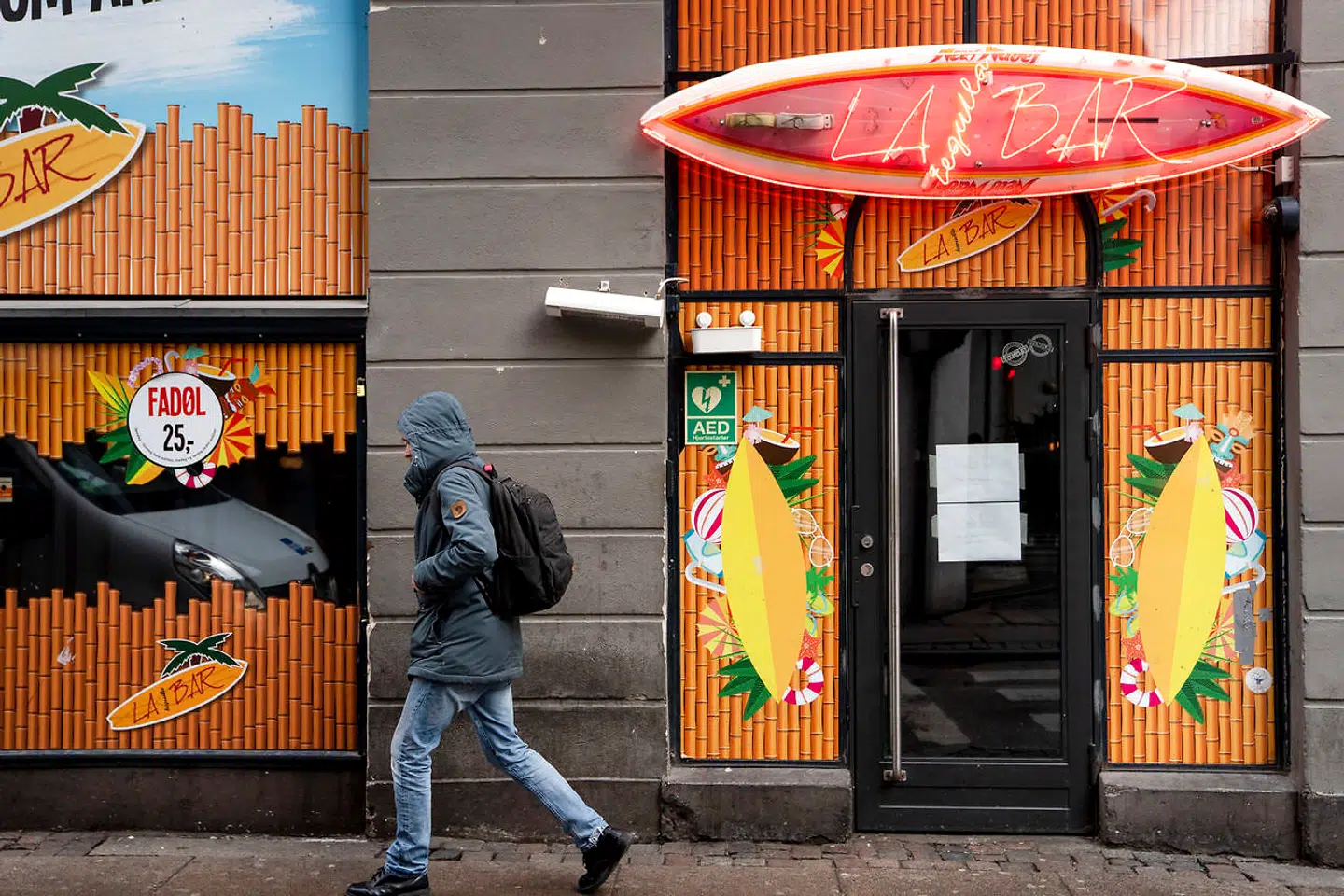 En række ansatte på flere af landets største barer, som alle har samme ejer, fortæller om dårlige forhold.