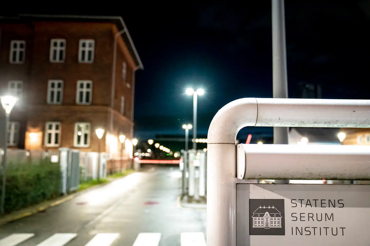 »Det er meget svært at sige, at man skal forvente noget. Men det vil nok ikke være uventet, hvis der kommer flere dødsfald, i takt med at epidemien udvikler sig. Men vi ved strengt taget ikke, om det givne dødsfald er i forhold til monkeypox (abekopper, red.). Hvilken rolle monkeypox har spillet,« siger Anders Koch, der er overlæge ved Statens Serum Institut (SSI).