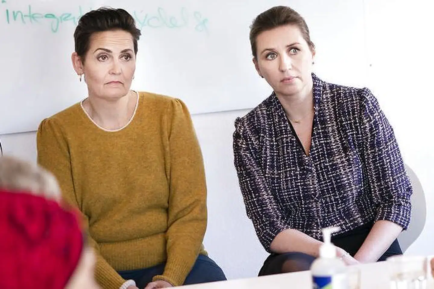 »Med den politiske og personlige erfaring i bagagen er det forstemmende, at Mette Frederiksens regering og SF-støttepartiet ikke har lært mere af historien, men gennem hele regeringsperioden med en lang række politiske udspil har gjort det sværere for alle os andre at træffe det samme valg, som dem selv,« skriver Rasmus Hylleberg. På billedet Pia Olsen Dyhr og Mette Frederiksen.