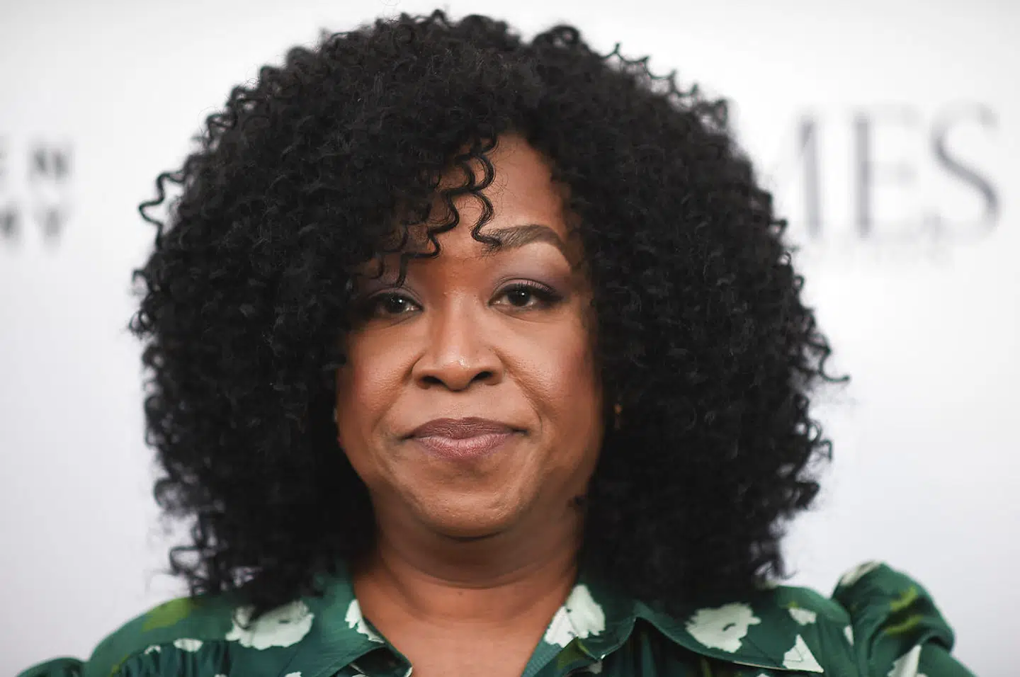 Instruktør Shonda Rhimes, der står bag successerien »Greys hvide verden«, er en af de filmfolk, der kræver, at de store tv- og filmproducenter laver offentlige protokoller, der skal beskytte kvindelige medarbejdere i de stater, hvor abort er ulovligt.