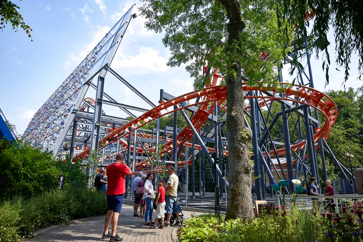 Tivoli Friheden genåbnede onsdag den 20. juli efter at have været lukket i seks dage på grund af en dødsulykke i forlystelsesparkens store rutsjebane, Cobraen. I ulykken mistede en bare 14-årig pige livet. Nu kommer det frem, at rutsjebanen har fået en tvilling ude i verden, mens firmaet bag forsøger at kappe alle bånd til rutsjebanen i Aarhus.