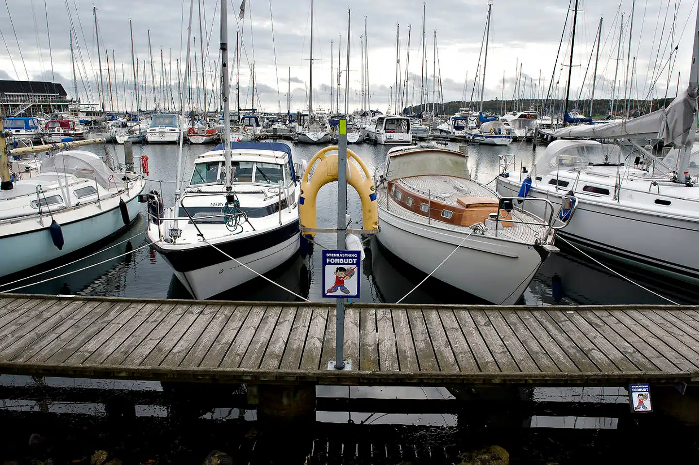 »Ligesom der er forskel på at tage kørekort til lastbil og normal bil, fordi det kræver noget mere at køre en lastbil, kræver det altså også noget mere praktisk uddannelse at få banket ind i hovedet på folk, at man har en særlig forpligtelse, fordi man er så stærk, og man kan sejle så hurtigt,« siger Bent Hansen, der er formand for Danmarks Fritidssejler Union.