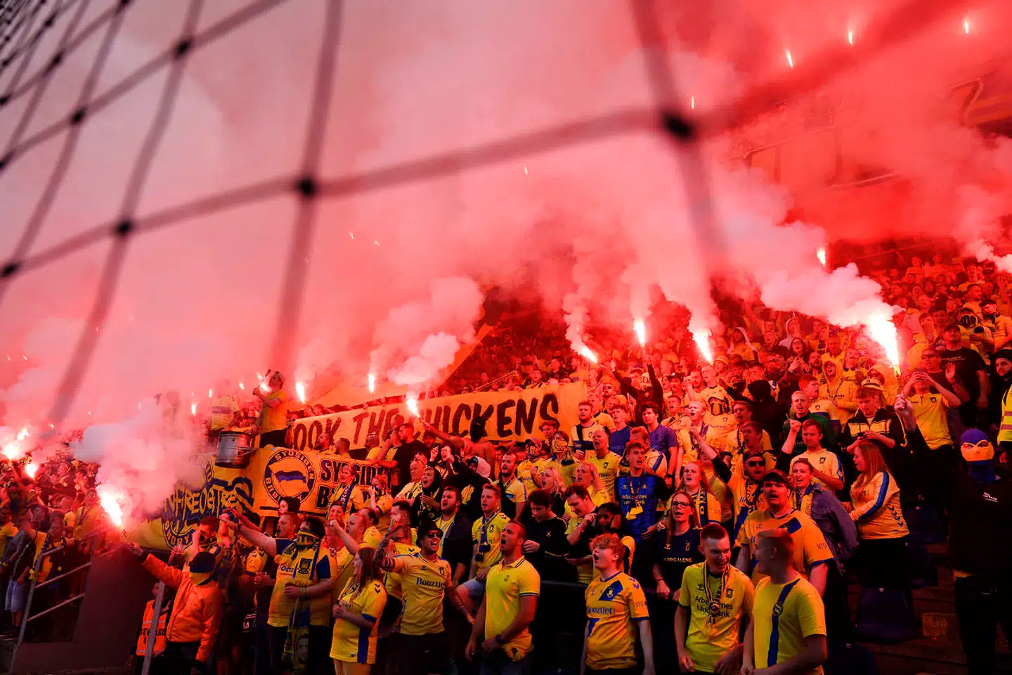 Danske fans under Europa Conference League-kvalifikationskampen mellem Brøndby IF og Pogon Szczecin på Brøndby Stadion, torsdag aften.