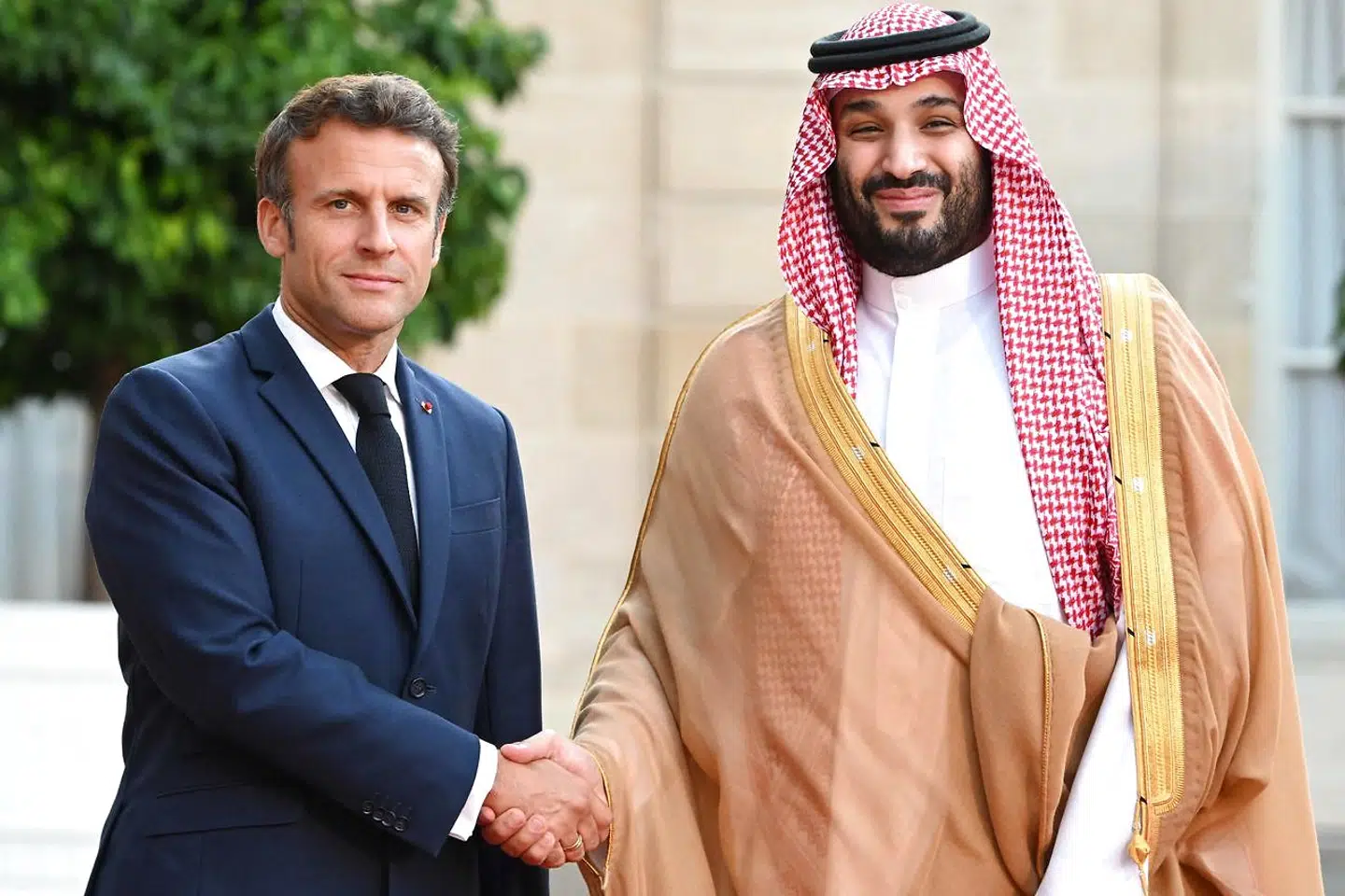 Emmanuel Macron og Mohammed bin Salman vil intensivere samarbejdet og afbøde virkningerne af krigen i Ukraine.