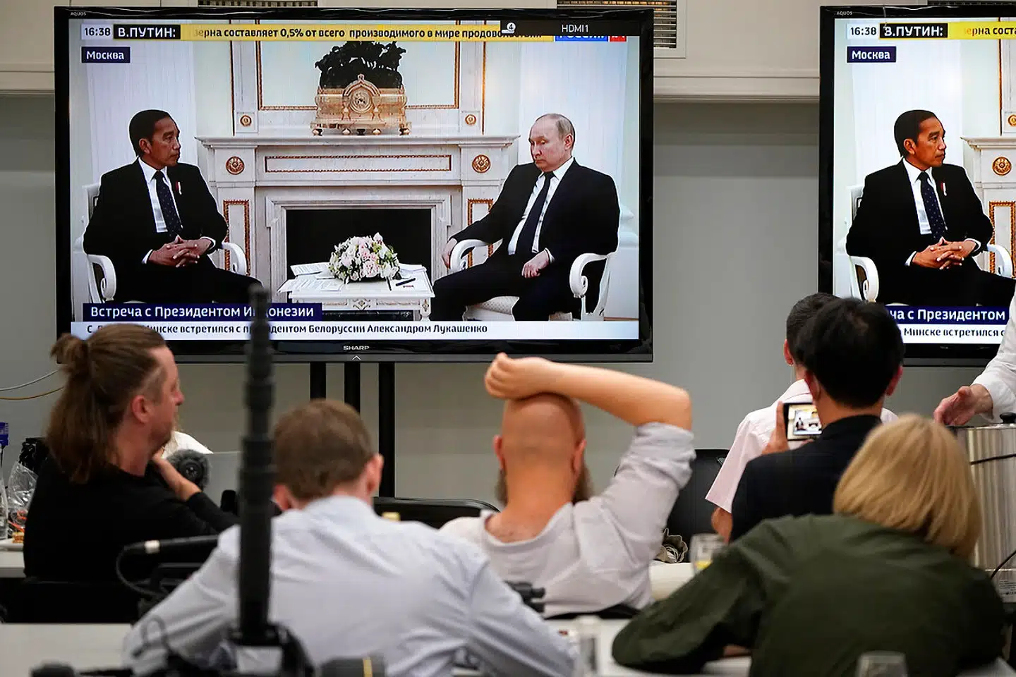 Forværrede arbejdsforhold har siden Ruslands angreb på Ukraine 24. februar fået flere vestlige journalister til at forlade Rusland. Nu truer Rusland med restriktioner for vestlige journalister i Rusland. Billedet viser journalister i Kreml, da den franske præsident Macron tidligere på året besøgte præsident Putin.