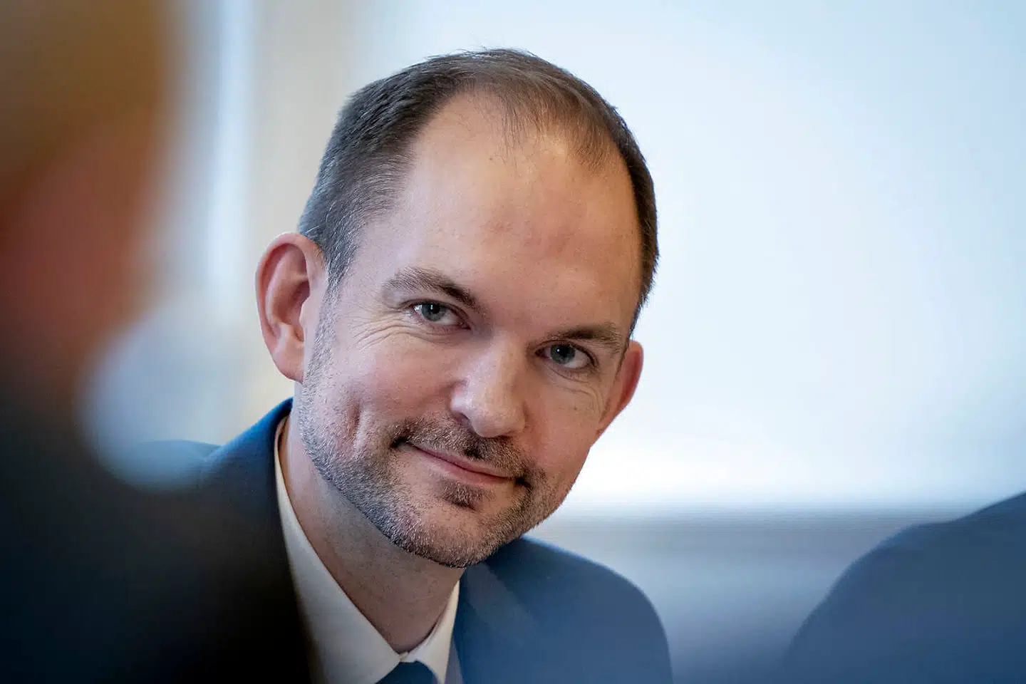 Skatteminister Jeppe Bruus (S) forsvarer omstridt beslutning.