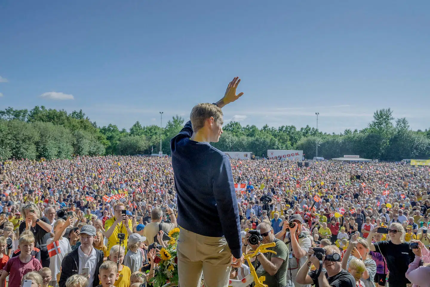 Mesteren selv havde smidt den gule trøje og modtog i stedet folkets hyldest iført en sweatshirt, der var blå som Limfjorden omkring Glyngøre.