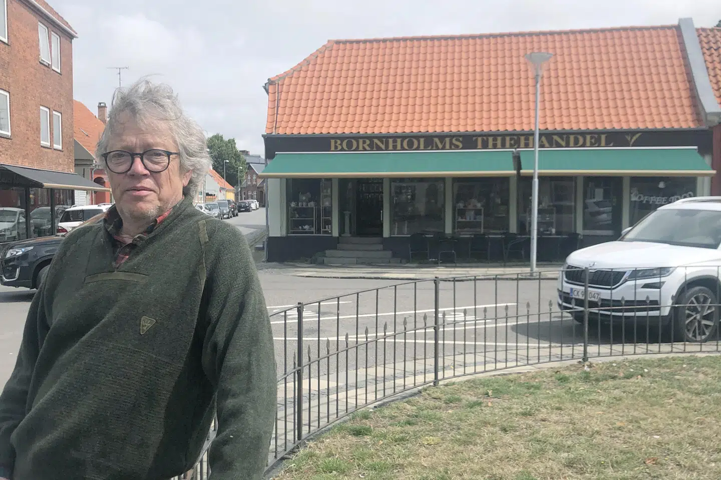 »Da det blev min tur, var det desværre ikke Philip Brandt, der ekspederede mig, men hans frue, Gitte Frigioni, som har overtaget alle mandens tidligere politiske poster i Nye Borgelige. (...) Jeg bad om Earl Grey Blue, som er det officielle navn på racismeteen,« skriver Torben Steno.