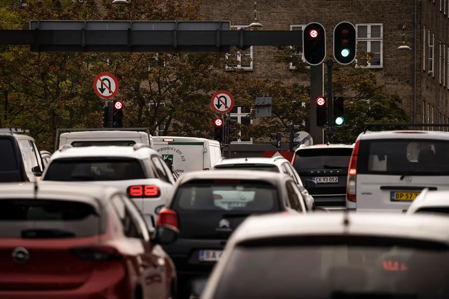 I de seneste år er andelen af ture i bus og tog dalet markant i hovedstaden – men bilen har holdt stand, viser ny opgørelse.