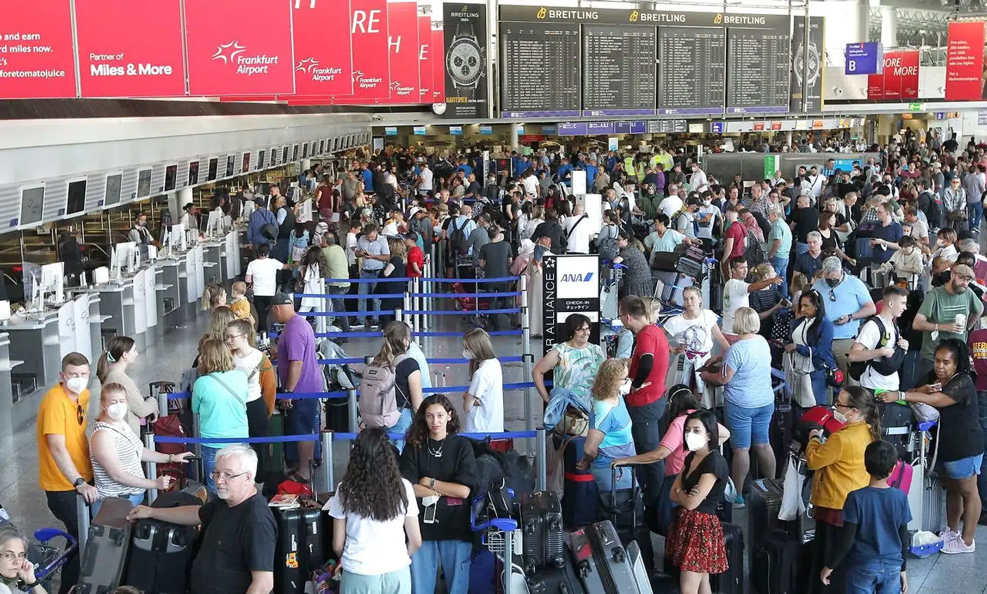 Frankfurt Lufthavn er ramt af kaos, efter at medarbejderne i Lufthansa er gået i strejke. Men også flere andre steder i Europa er flytrafikken lammet i øjeblikket.