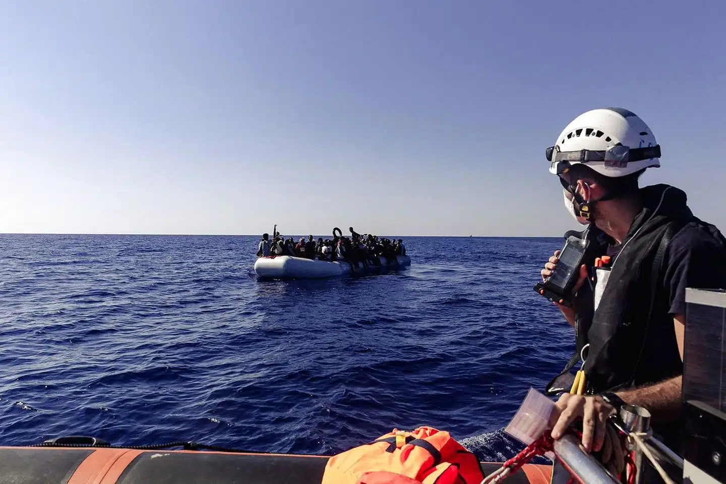 Ifølge Nye Borgerlige-kandidat Mikkel Bjørn fører Red Barnet en politik, »hvor de med skibe ud fra Libyens kyst samler tusindvis af migranter op på Middelhavet og hjælper dem til Italien«. »Det er jo noget, der bidrager til menneskesmuglernes virksomhed,« siger han. Billedet viser en redningsaktion på Middelhavet fra en anden ngo.