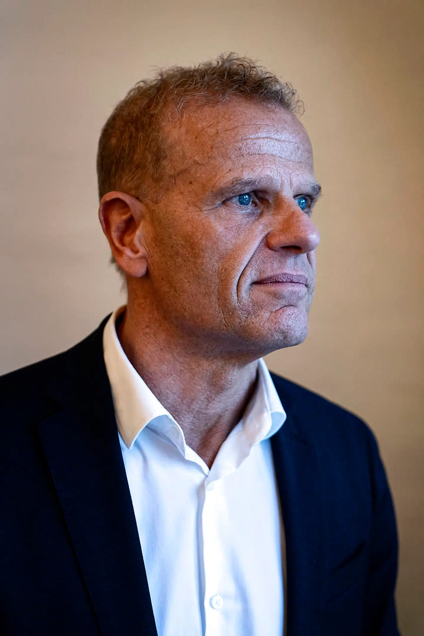 FE-chef Lars Findsen blev anholdt i december 2021 for samme paragraf som Claus Hjort Frederiksen. Tre nuværende og tidligere medarbejder i Forsvarets Efterretningstjeneste (FE) og Politiets Efterretningstjeneste (PET) er ligeledes sigtet for paragraffen, men er stadig underlagt navneforbud.