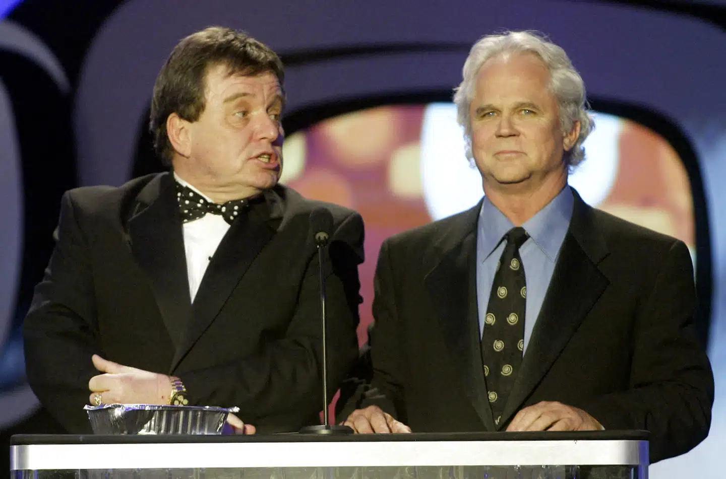 Han er særligt kendt for den amerikanske tv-serie »Leave it to Beaver«. Tony Dow (t.h) blev erklæret død tirsdag morgen – men det skulle vise sig at være en fejltagelse.