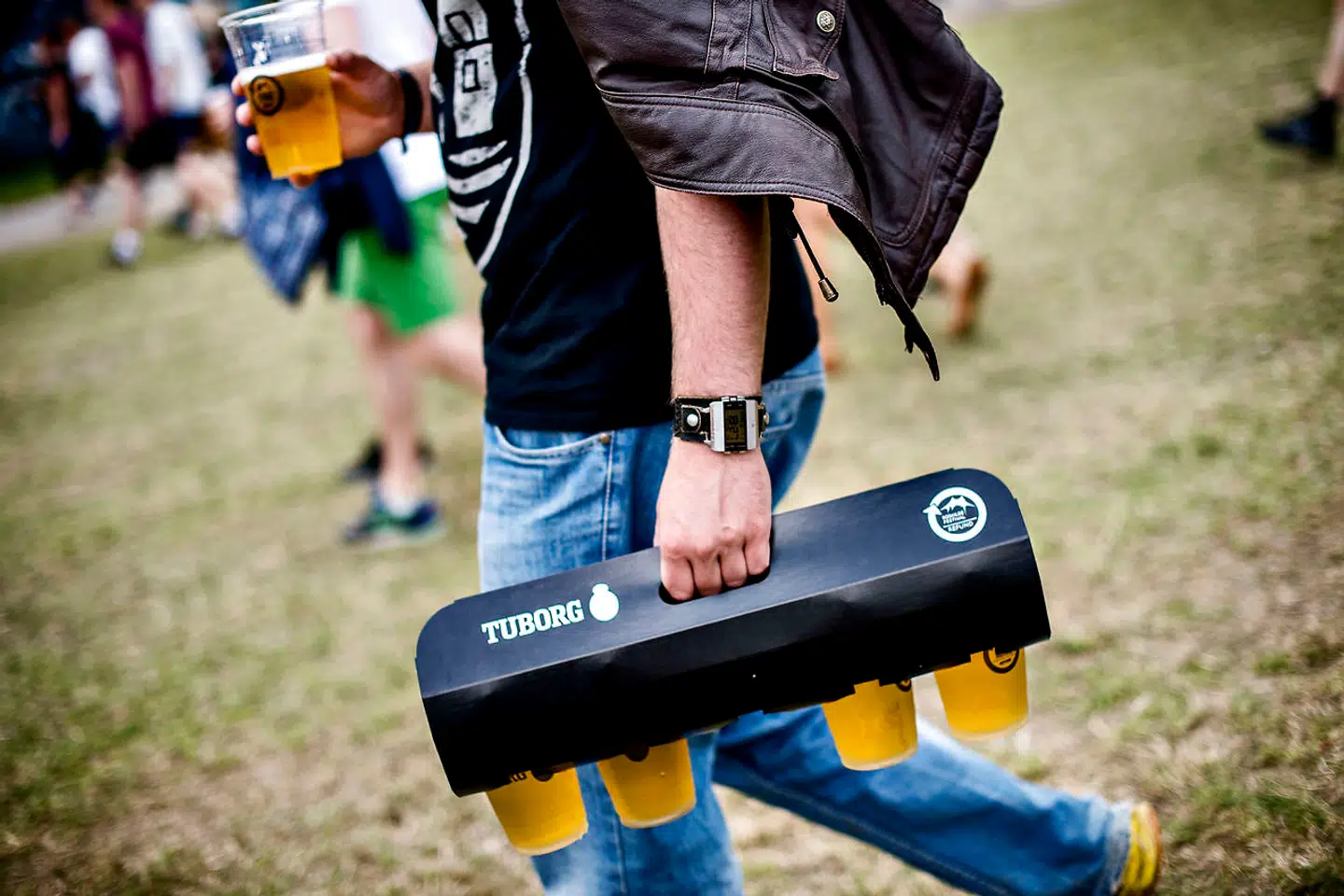 Flere festivaler har problemer med at få afsat billetter, og det har ført til, at tre festivaler nu har erklæret sig konkurs, skriver Politiken.