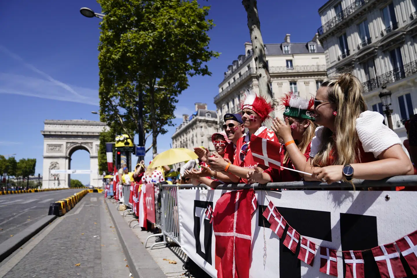 Mange danskere var mødt op ved Champs-Élysées inden sidste etape af Tour de France 2022 søndag den 24. juli 2022.