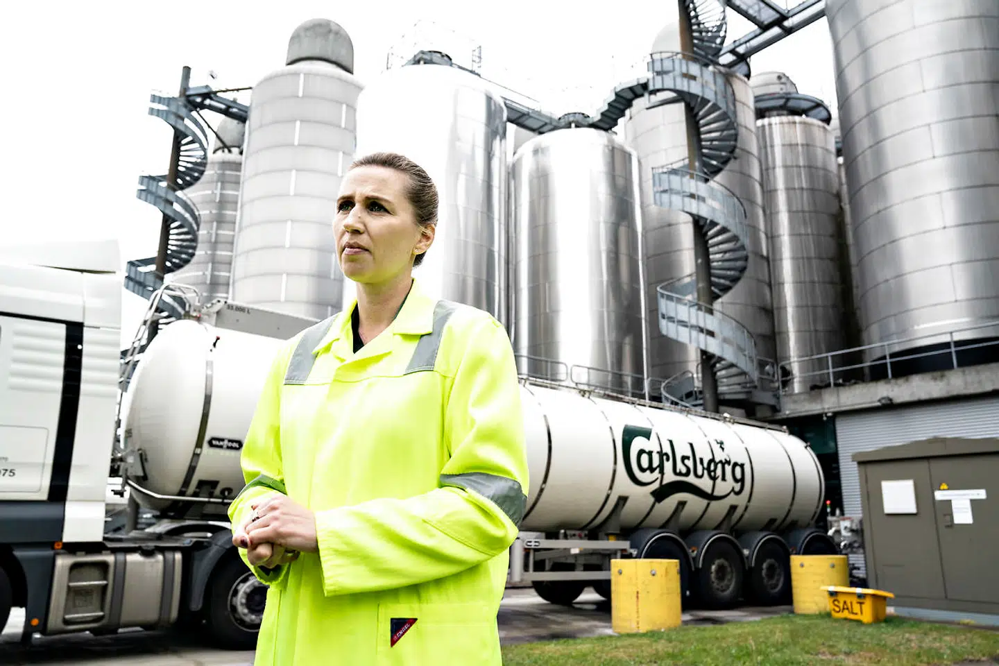 Statsminister Mette Frederiksen (S) under et besøg på Carlsbergs store bryggeri i Fredericia i 2020. Bryggeriet kører i dag på naturgas og biogas, men efter at Rusland tidligere i år angreb Ukraine, har Carlsberg også gjort bryggeriet klar til at kunne køre på olie. Der er dog ikke nogen akutte planer om at droppe gassen.