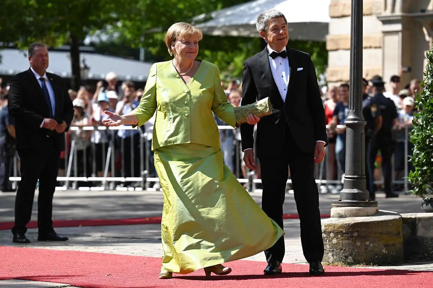 Den tidligere tyske kansler Angela Merkel og hendes mand, kemiprofessor Joachim Sauer, var mandag med til åbningen af festspillene i Bayreuth.