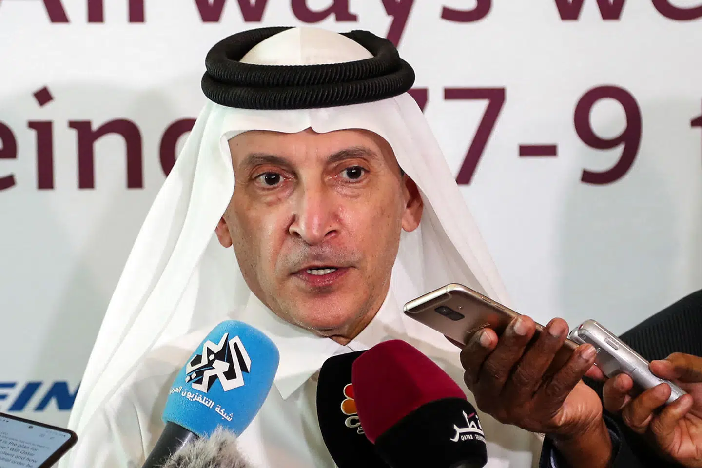 Topchefen i Qatar Airways, Akbar Al Baker, sidder også i bestyrelsen i Heathrow Lufthavn som repræsentant for Qatars statslige pengetank, der er aktionær i lufthavnen. Qatar Airways er også hovedaktionær i IAG, der ejer British Airways, hvilket gør Al Baker til en af dem med størst indflydelse i den britiske luftfartsindustri.