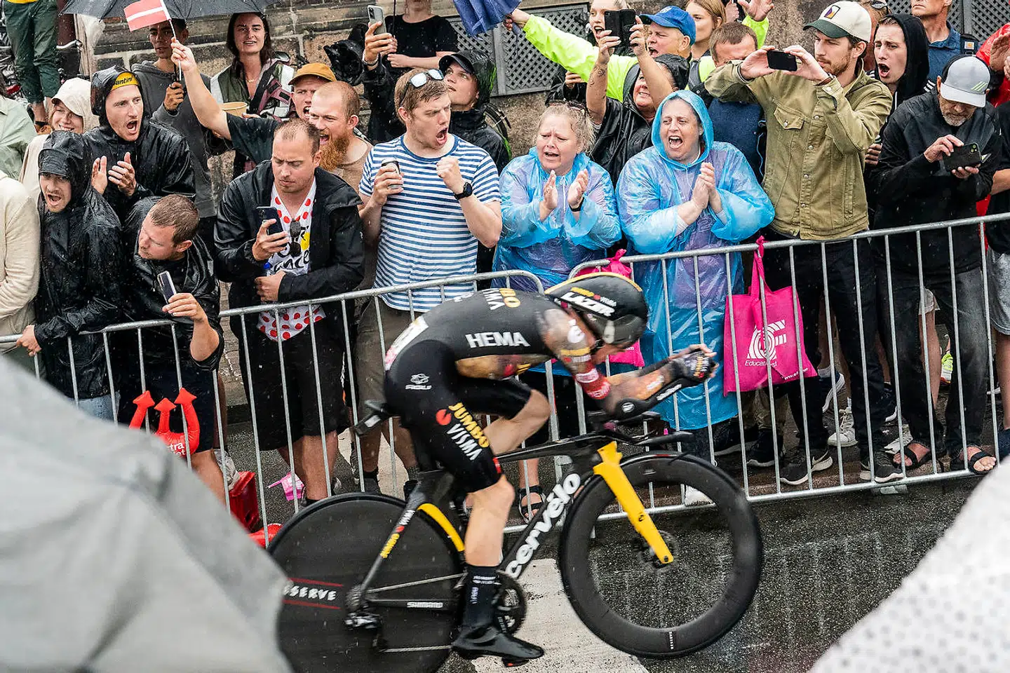 Når Jonas Vingegaard lander i Danmark onsdag, vil han blive kørt til Rådhuspladsen til en officiel fejring, hvor fans har mulighed for at deltage. Københavns Politi anbefaler, at man tager dertil med offentlig transport eller på cykel.