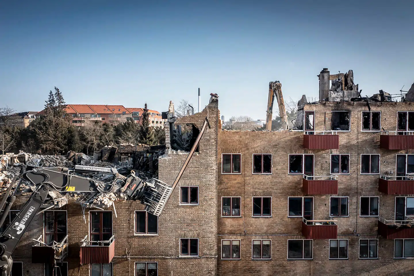 Det er fire måneder siden, at etageejendommen på Grøndals Parkvej i Vanløse stod i flammer. Nu skal de udbrændte ruiner endegyldigt fjernes.