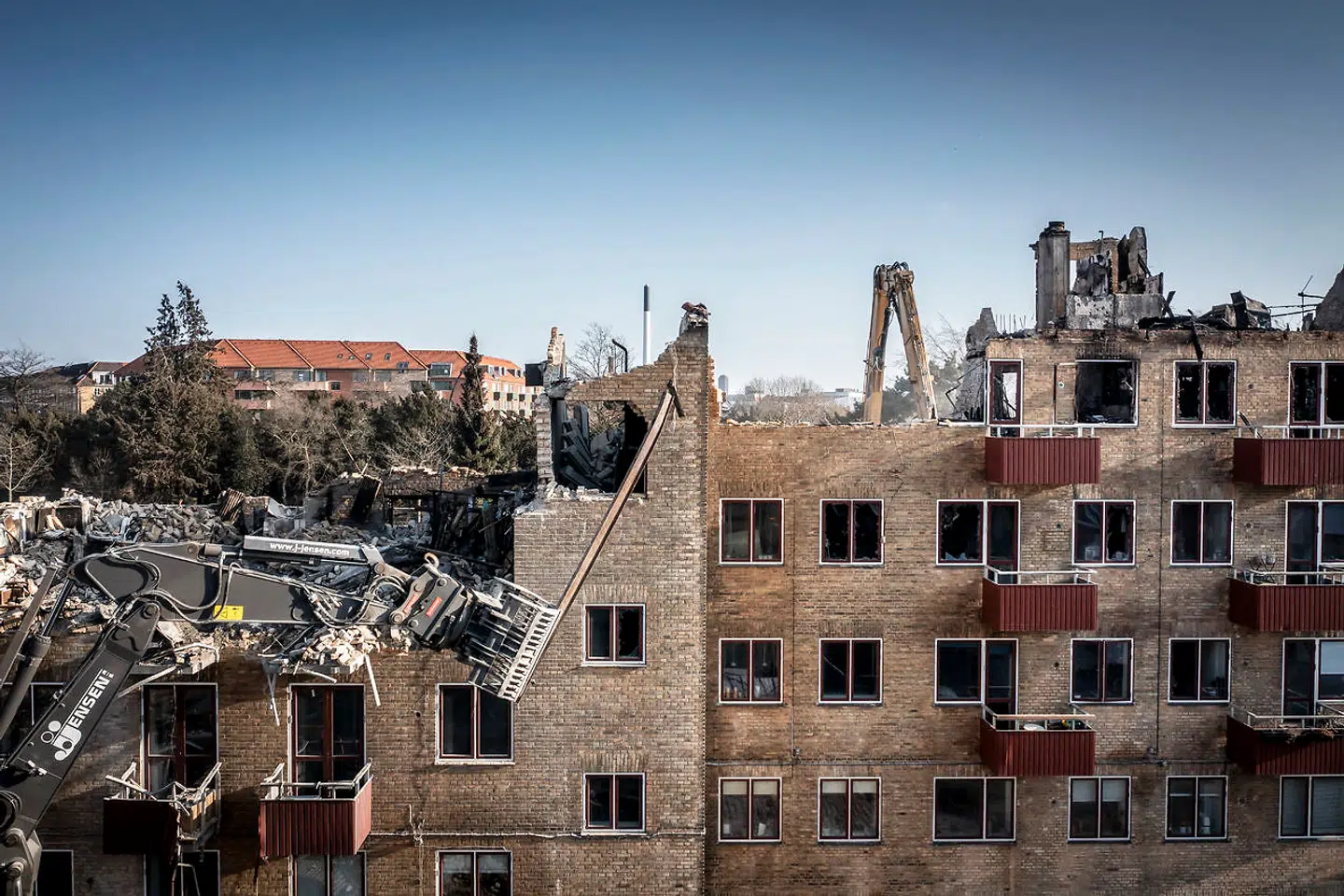 Det er fire måneder siden, at etageejendommen på Grøndals Parkvej i Vanløse stod i flammer. Nu skal de udbrændte ruiner endegyldigt fjernes.