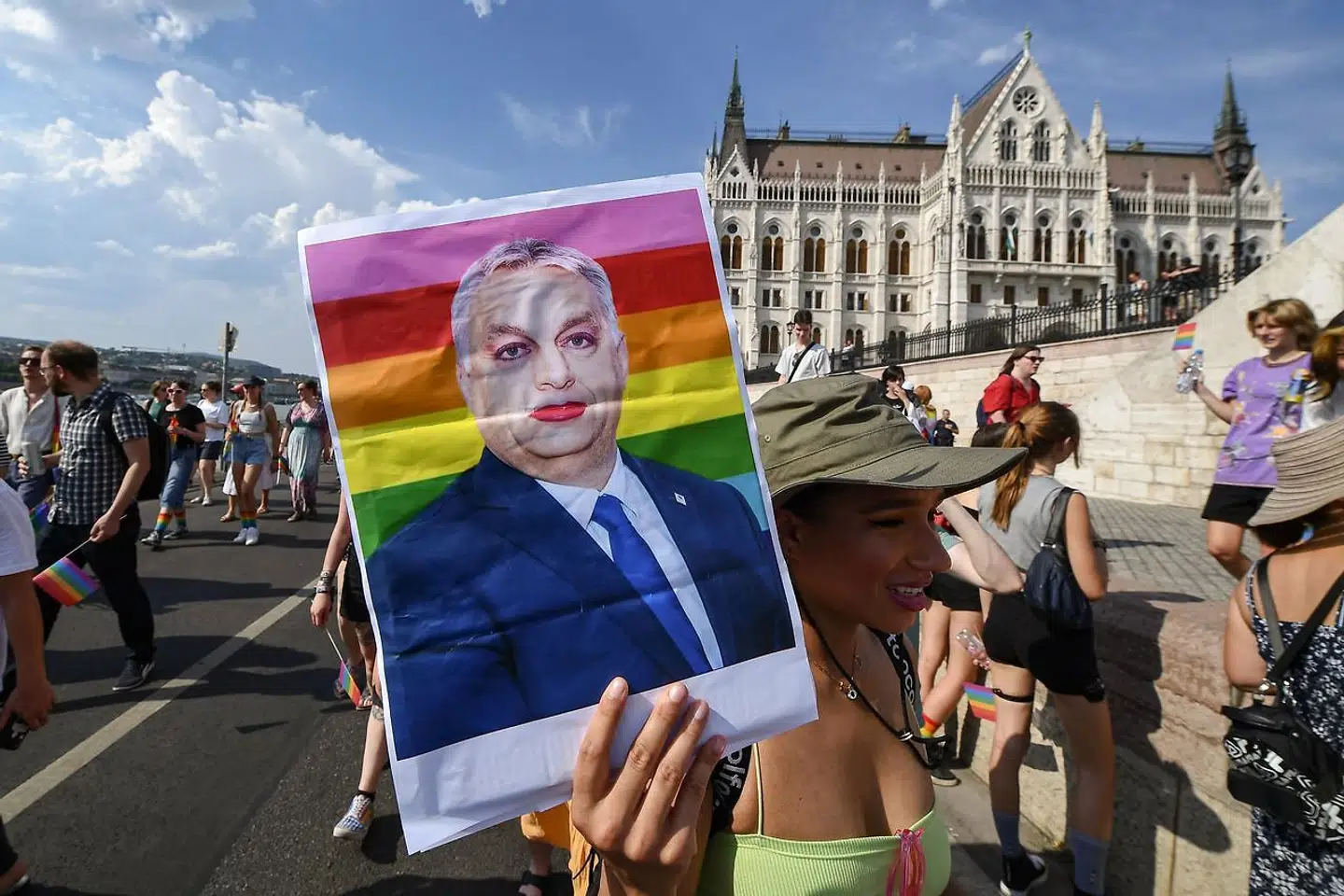 I weekenden var der pride i den ungarske hovedstad, Budapest. På plakaten ses en sminket udgave af landets premierminister, Viktor Orbán, der ikke ligefrem er en ven af seksuelle minoriteter.