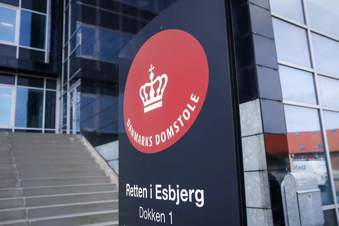 Arkivfoto: En kvinde på 19 år sigtes for at ville udsætte andre for overhængende fare, da hun angiveligt kastede en molotovcocktail mod en etageejendom i Holsted i sidste uge. Hun varetægtsfængsles i fire uger.