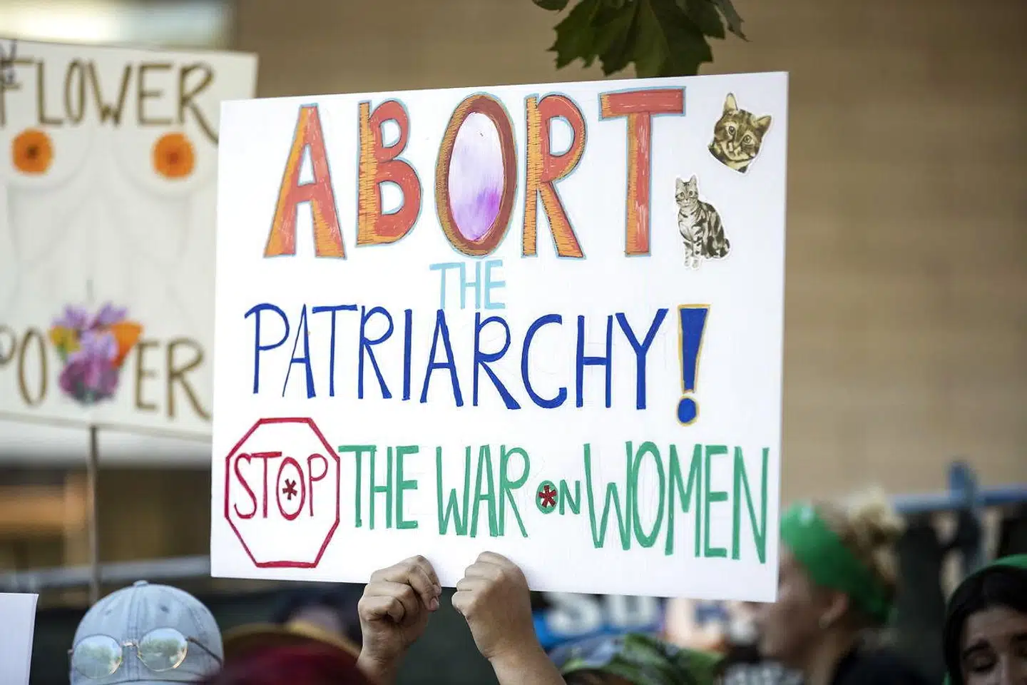 »Men er kvinders kroppe virkelig en kampplads i dag? Og hvis de er, er det så den eneste kampplads eller motivation for at mene noget om burkaforbud, nøgenhed eller unge menneskers påklædning,« skriver Helga Døssing Bendfeldt.