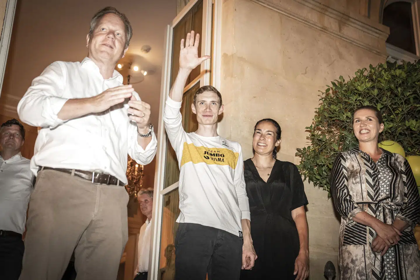 Jonas Vingegaard blev efter den sidste etape fejret i Frankring søndag. Onsdag skal Tour de France-vinderen også fejres i København, og det ser ud til at holde tørt, lyder det fra DMI. Mads Claus Rasmussen/Ritzau Scanpix