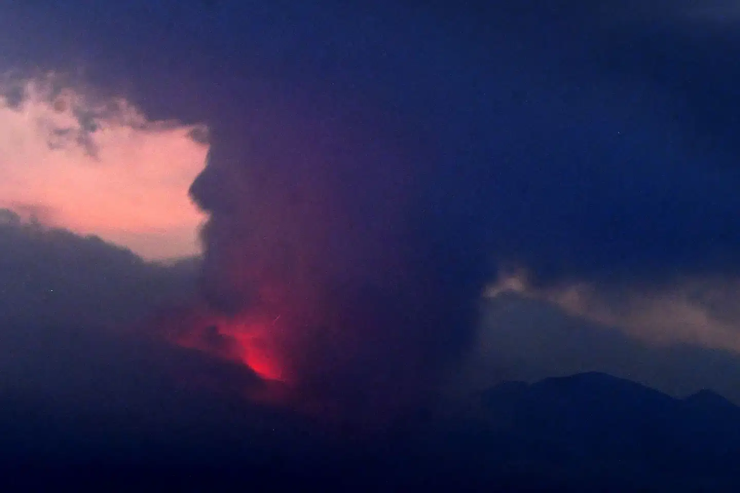 Vulkanen Sakurajima, der gik i udbrud søndag aften lokal tid, ligger ved byen Tarumizu på den sydlige hovedø Kyushu. Vulkanen spytter lava, sten og aske ud, men indtil videre er der ikke meldinger om, at nogen mennesker er kommet til skade. Uncredited/Ritzau Scanpix