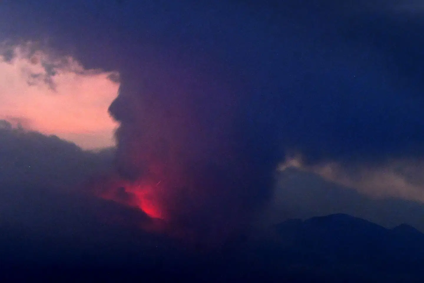 Vulkanen Sakurajima, der gik i udbrud søndag aften lokal tid, ligger ved byen Tarumizu på den sydlige hovedø Kyushu. Vulkanen spytter lava, sten og aske ud, men indtil videre er der ikke meldinger om, at nogen mennesker er kommet til skade. Uncredited/Ritzau Scanpix