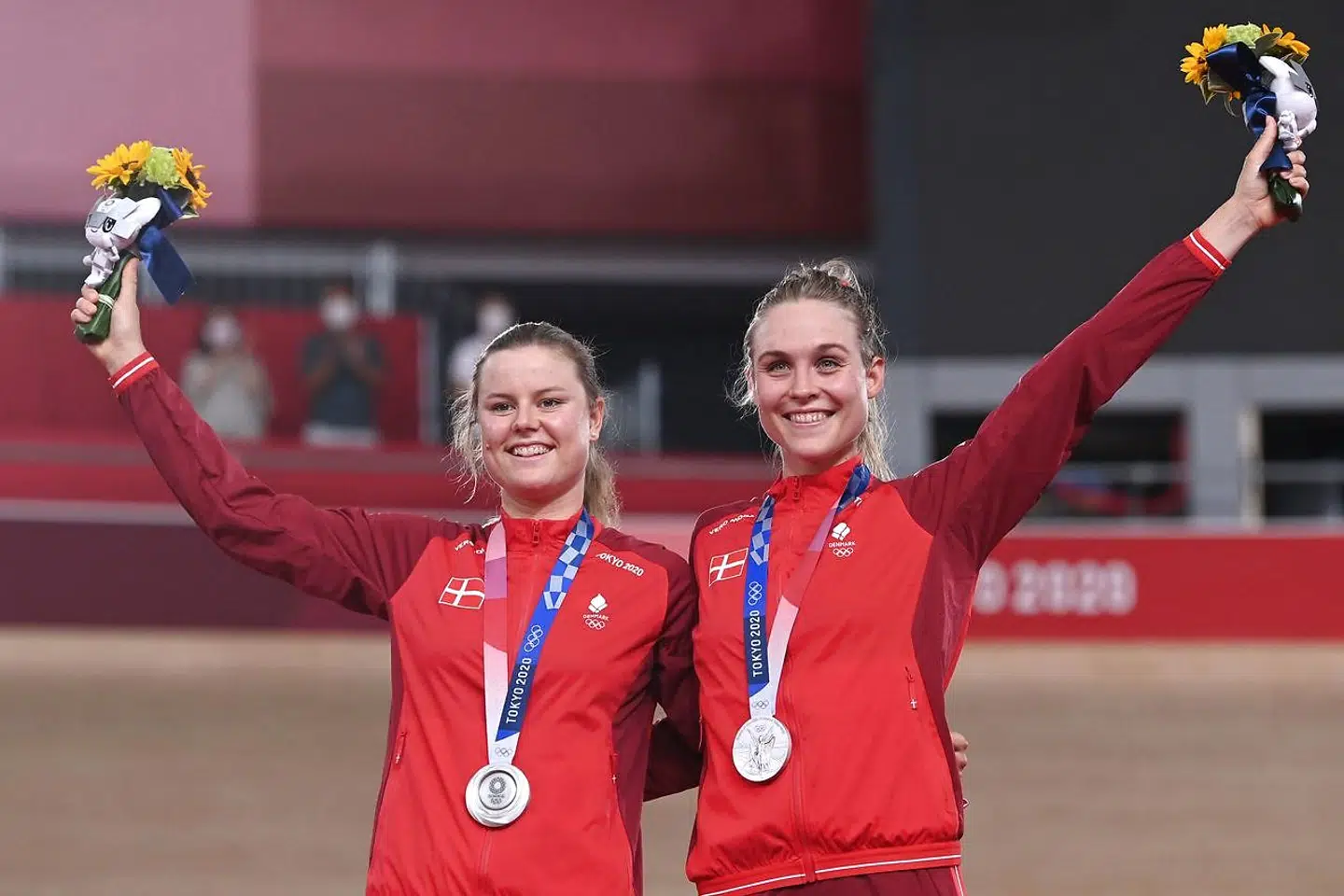 Her står Amalie Dideriksen (tv.) og Julie Leth (th.), da de har vundet andenpladsen i parløb for kvinder til OL i 2021 i Tokyo.