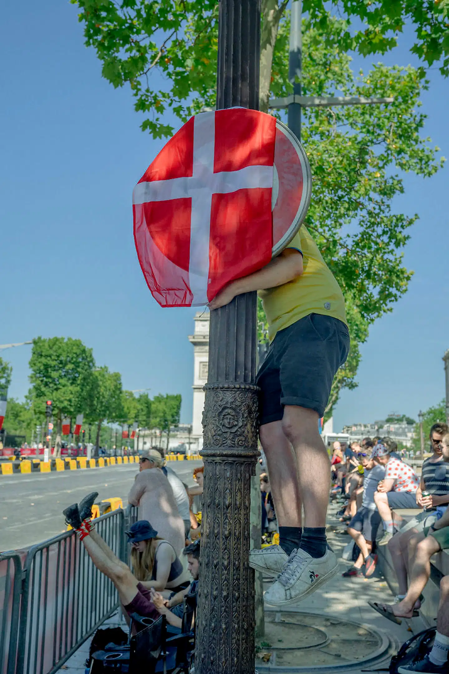 Dannebrogs stråler søndag om kap med de franske flag, der traditionen tro hænger i træerne hele vejen op ad den ikoniske alle.