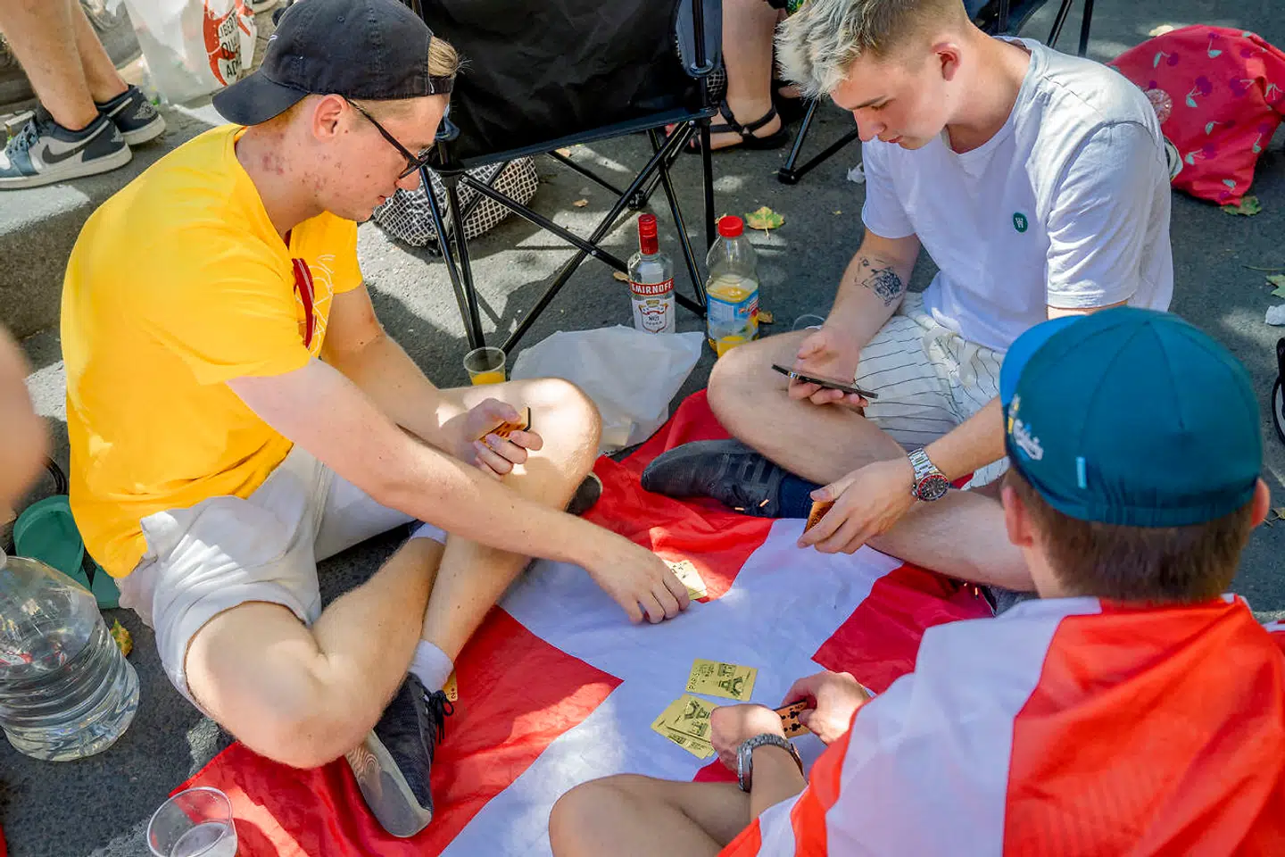 Mange danskere mødte op foran Danmarkshuset allerede om formiddagen.