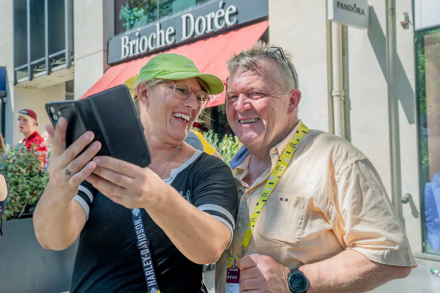 Lars Løkke var i særdeles høj kurs, da han passerer Champs-Élysées søndag eftermiddag.