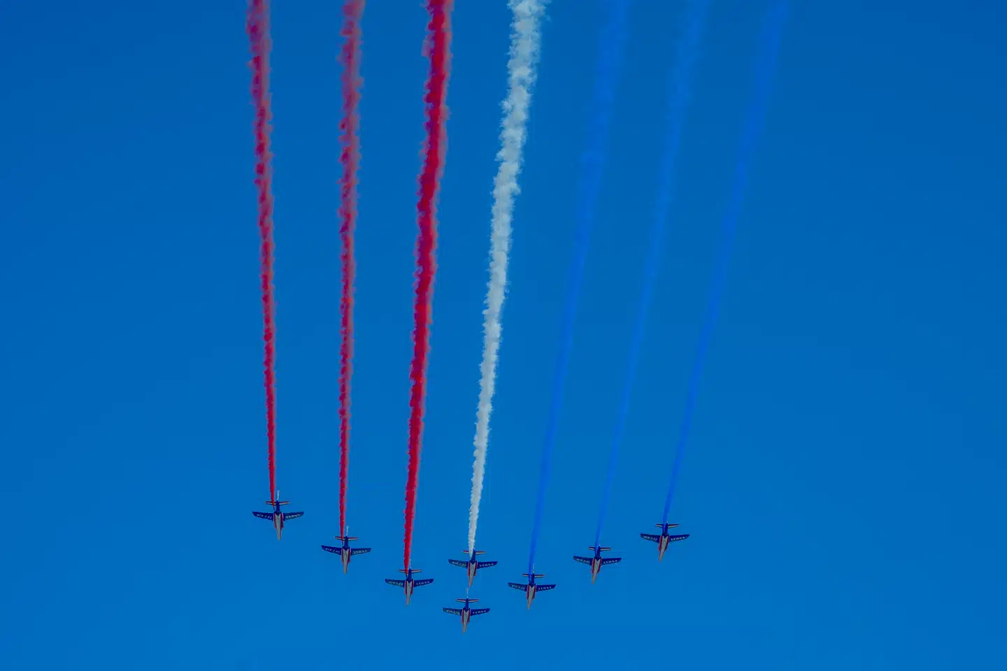 Otte fly fløj over himlen, som cykelrytterne passerede de de klassiske otte omgange på Champs-Élysées.