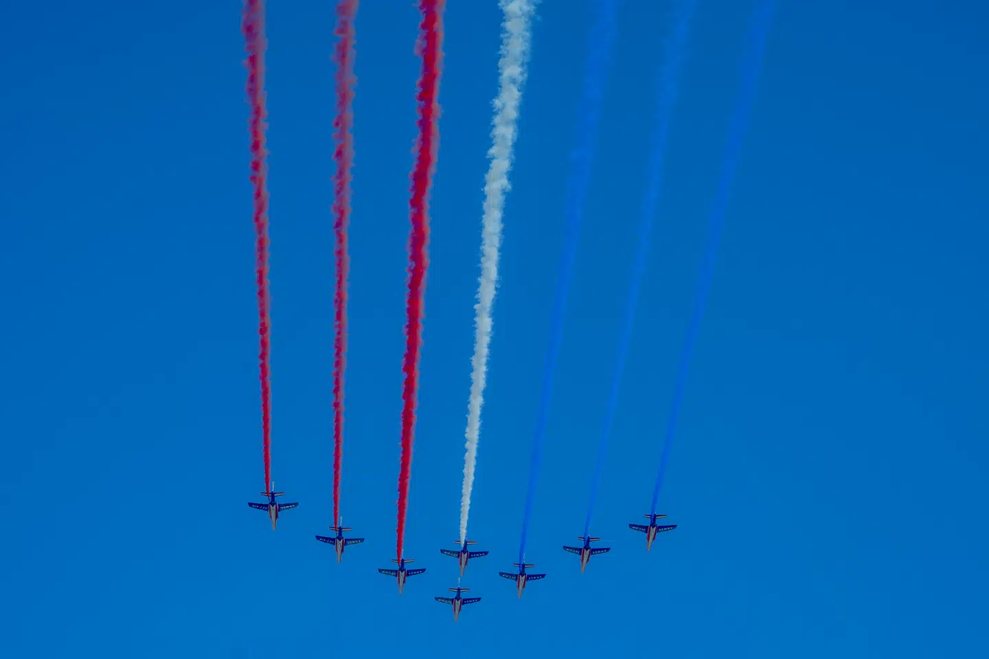 Otte fly fløj over himlen, som cykelrytterne passerede de de klassiske otte omgange på Champs-Élysées.