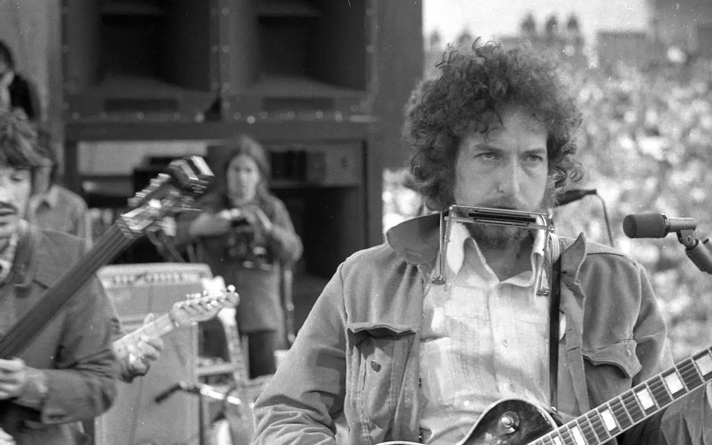 Bob Dylan er voldsomt overvurderet og synger som en gammel ged, mener Esben Kjær. Koncertfoto af Bob Dylan fra 1975.