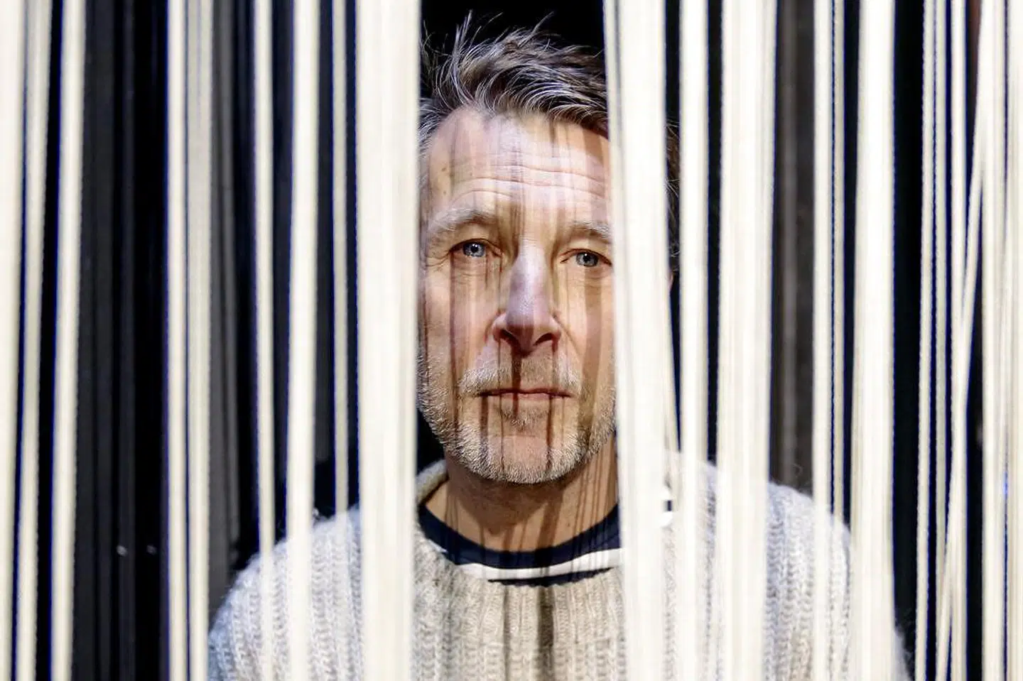 »Når jeg husker min bedste lærer, så er det jo fordi, hun betød noget for mig. Betød meget mere end faglig læring. Når jeg hører fra min far og andre gamle mennesker, så er hjemmehjælp først og fremmest den tryghed og omsorg, det giver, at der kommer et dygtigt menneske forbi. Et menneske. Vi kan som samfund ikke takke dem nok,« skriver Jon Stephensen.