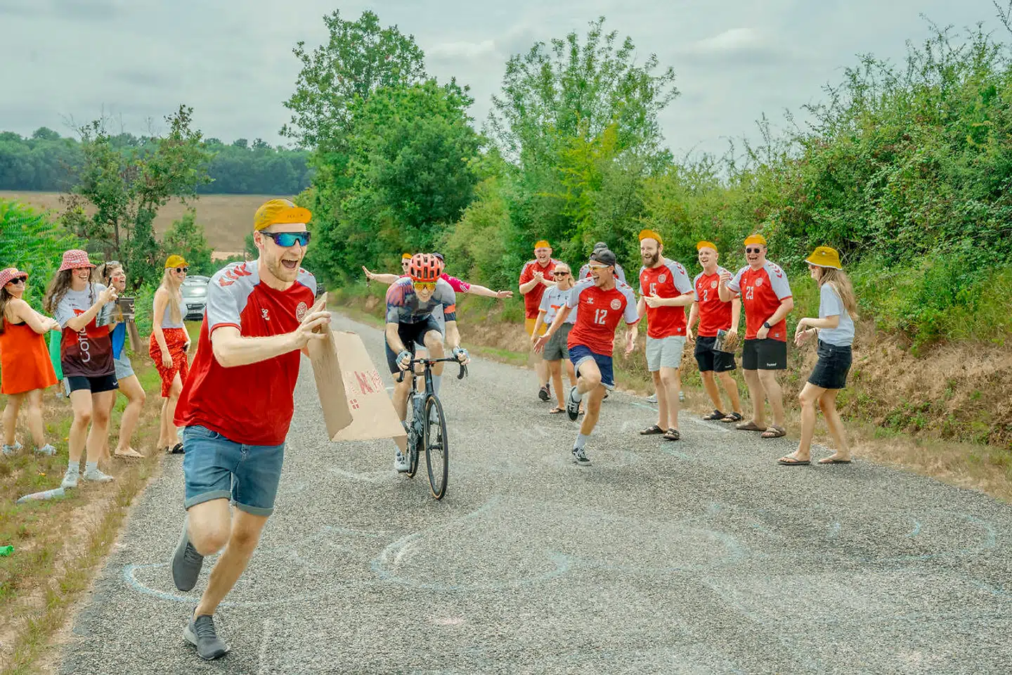 Euforien over det danske fodboldlandshold, der sidste år sejrede gang på gang, lever i bedste velgående her på denne franske landevej et år senere.