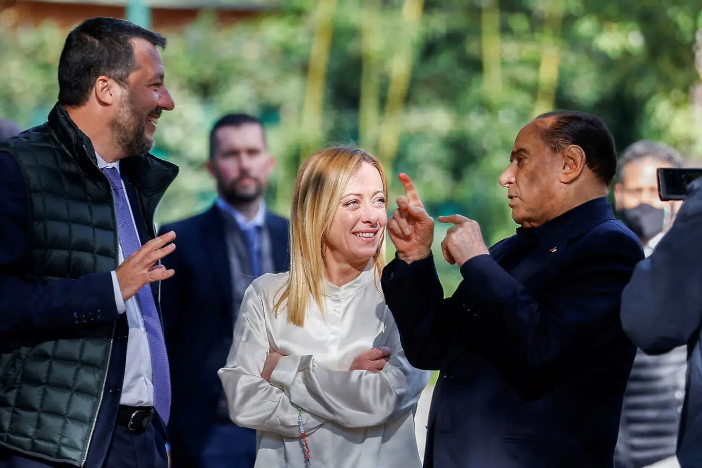 Silvio Berlusconi tegner og fortæller, mens Giorgia Meloni og Lega-lederen Matteo Salvini ser smilende til. Italiens højrepopulistiske triumvirat med Meloni i spidsen vækker bekymring i Washington og, især, i Bruxelles.